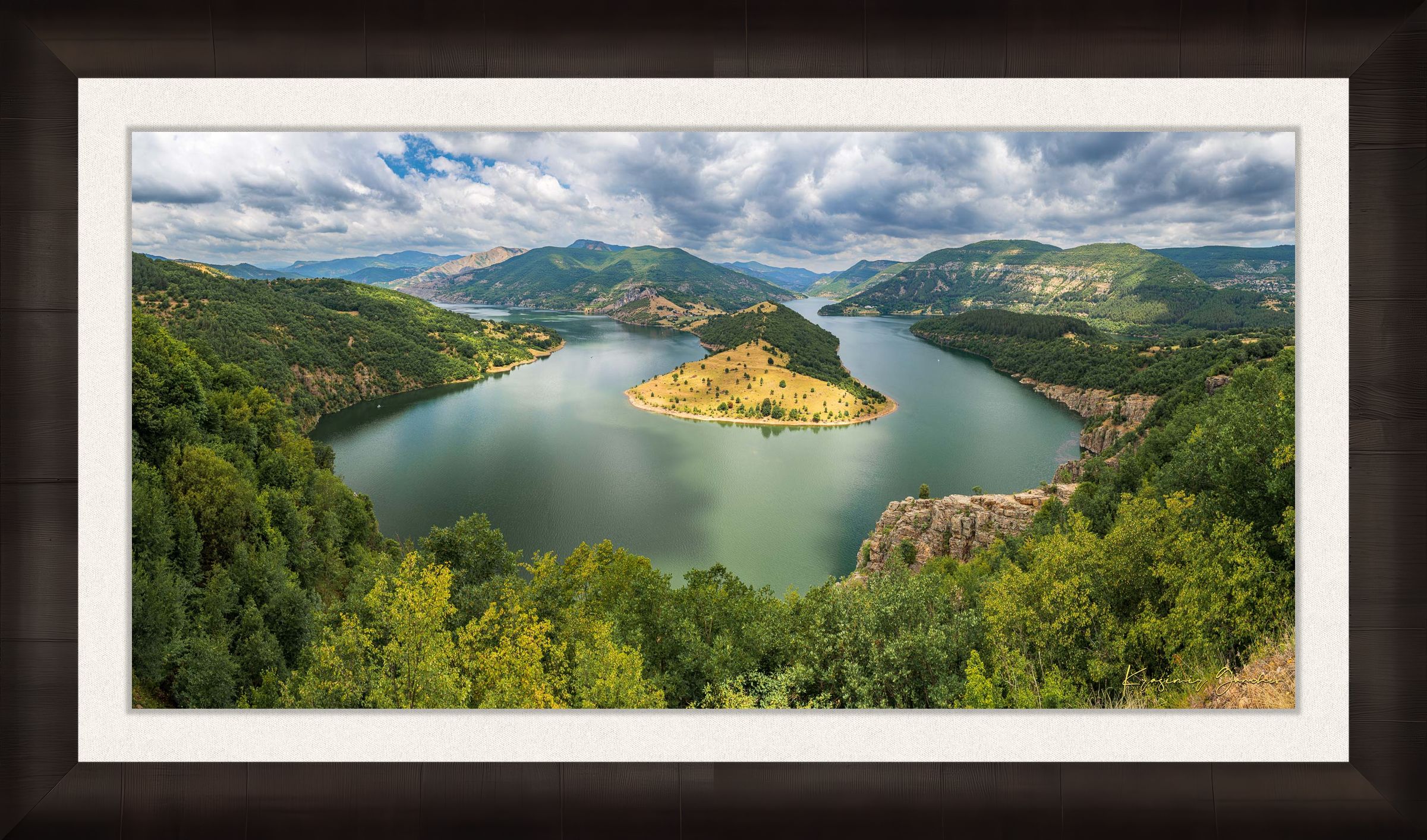 Sinuous Arda River flowing through a river meander in Ribartsi during daylight, cloudy sky. #Finish_Roma Dark Ash Frame & Bright Liner