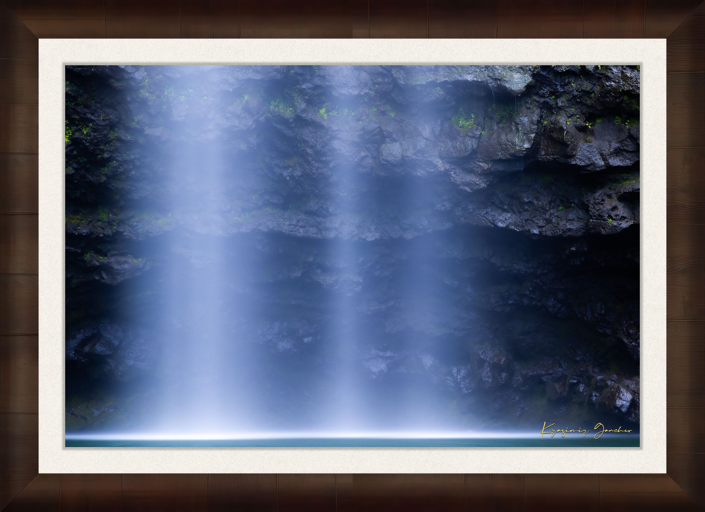 Waterfall descending from cliff into mist at Hanakapiai Falls, Kauai, illuminated by daylight. #Finish_Roma Cigar Leaf Frame & Bright Liner