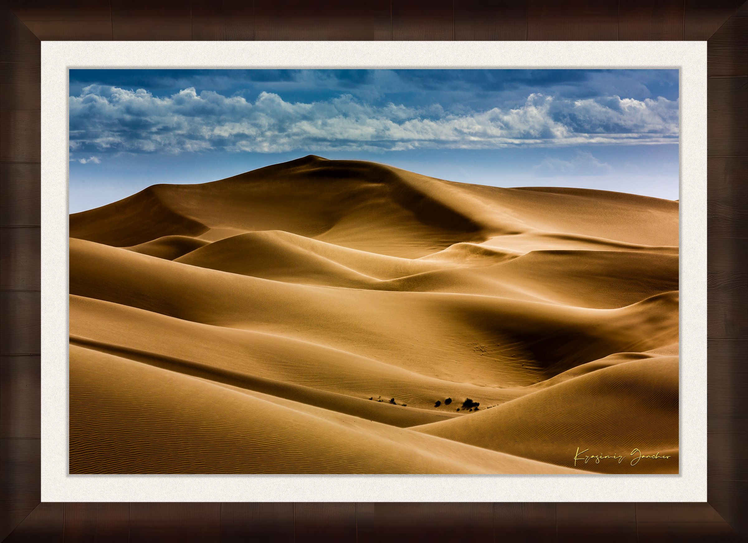 Sweeping desert dune curves in Brawley bathed in warm light, framed by a tranquil sky to emphasize natural grandeur. #Finish_Roma Cigar Leaf Frame & Bright Liner