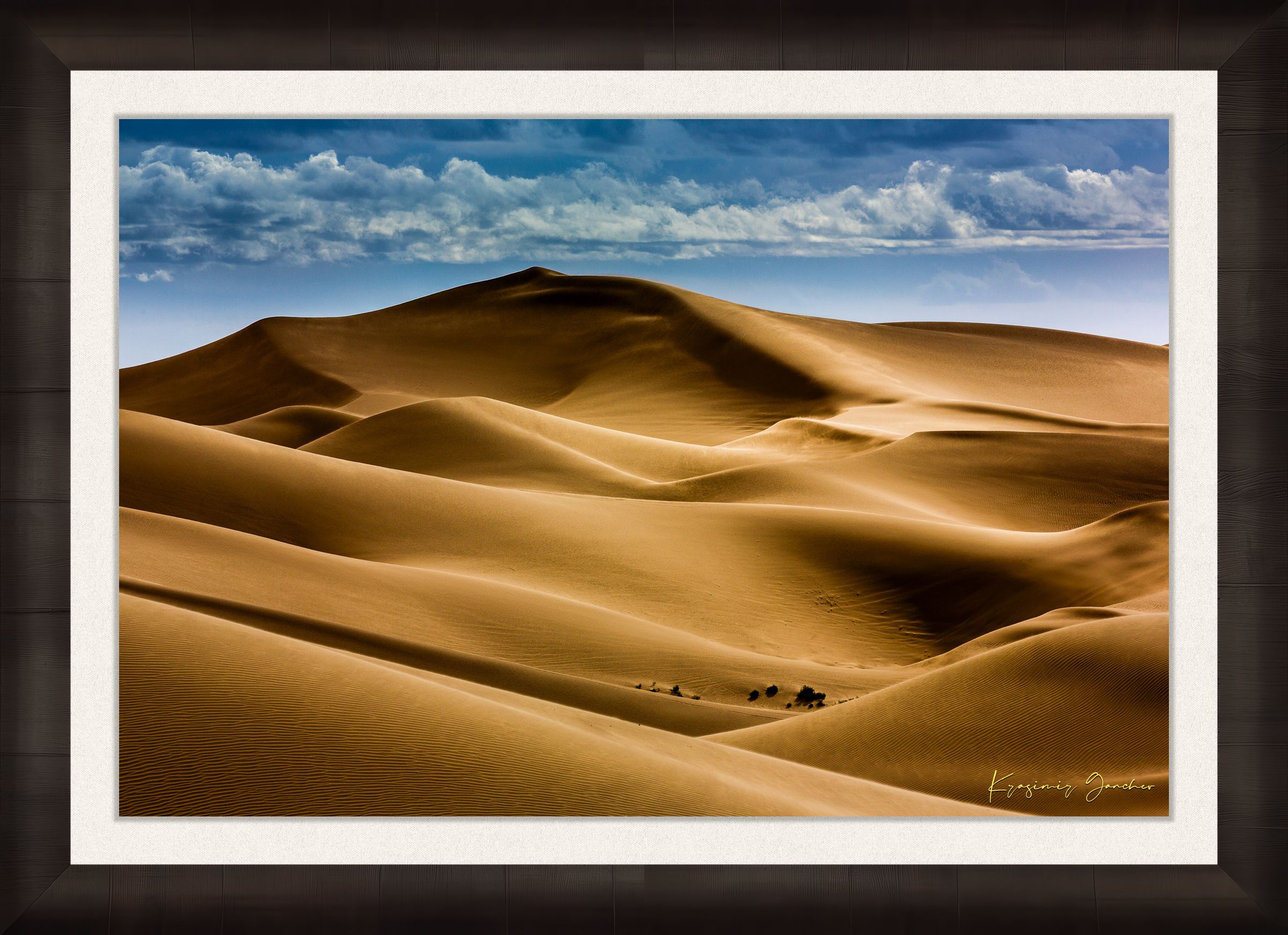 Sweeping desert dune curves in Brawley bathed in warm light, framed by a tranquil sky to emphasize natural grandeur. #Finish_Roma Dark Ash Frame & Bright Liner