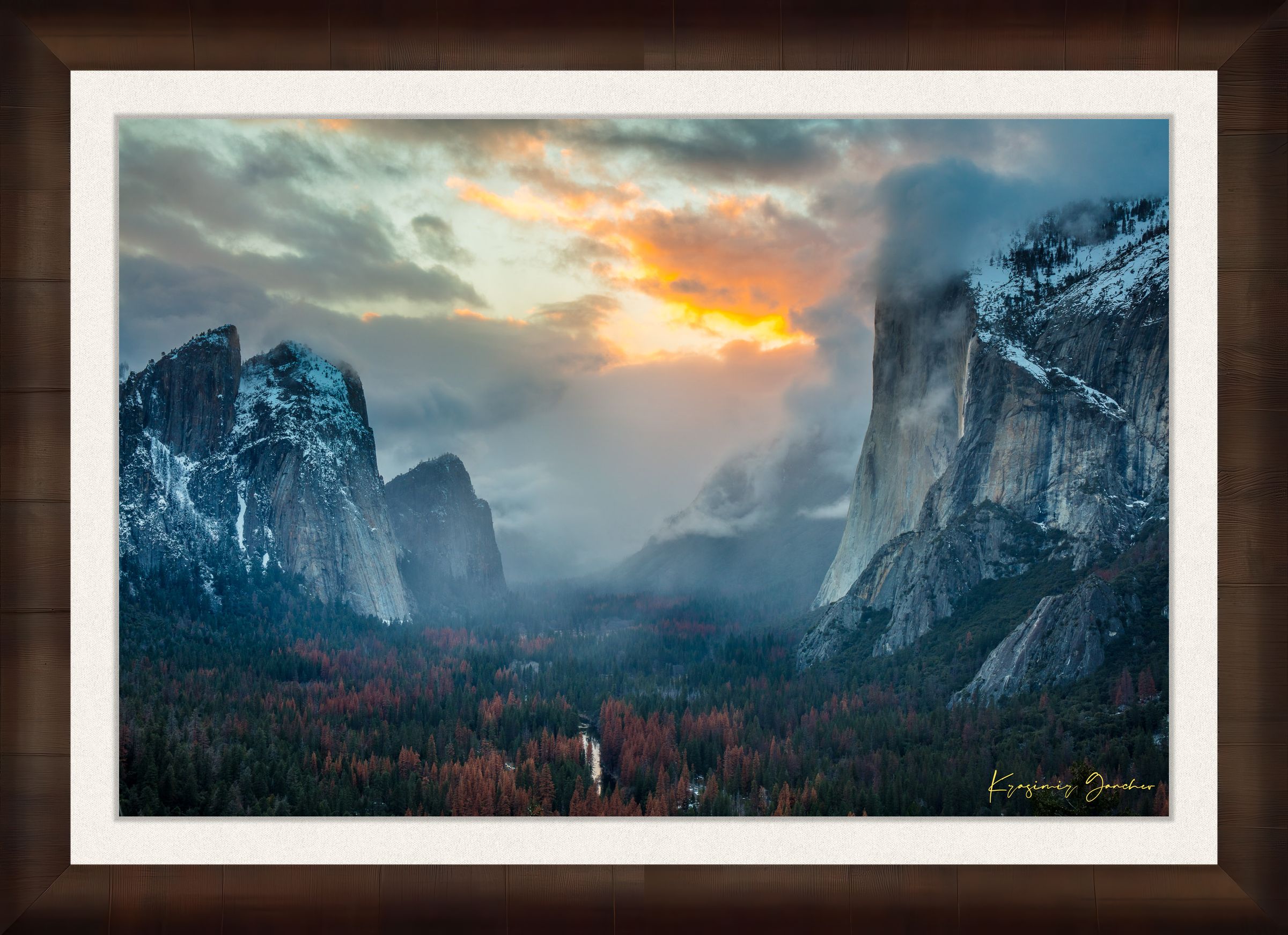 Yosemite Valley viewed from reverse tunnel view with dramatic El Capitan granite face and Merced River flowing through the valley. #Finish_Roma Cigar Leaf Frame & Bright Liner