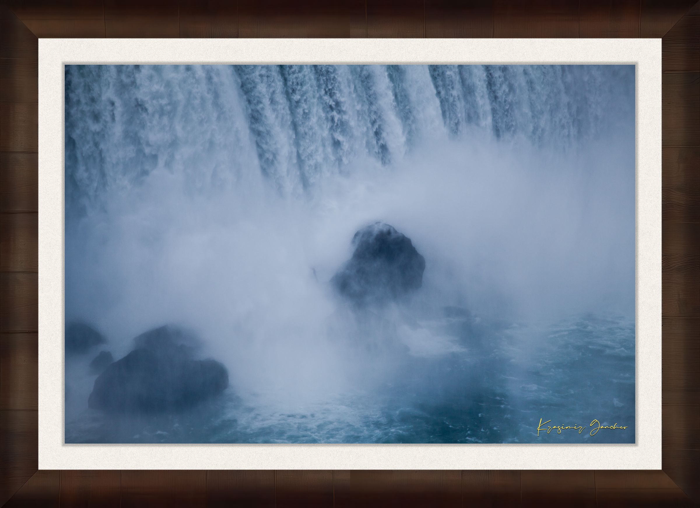 Waterfall at Niagara Falls under daytime light with persistent mist in the air. #Finish_Roma Cigar Leaf Frame & Bright Liner