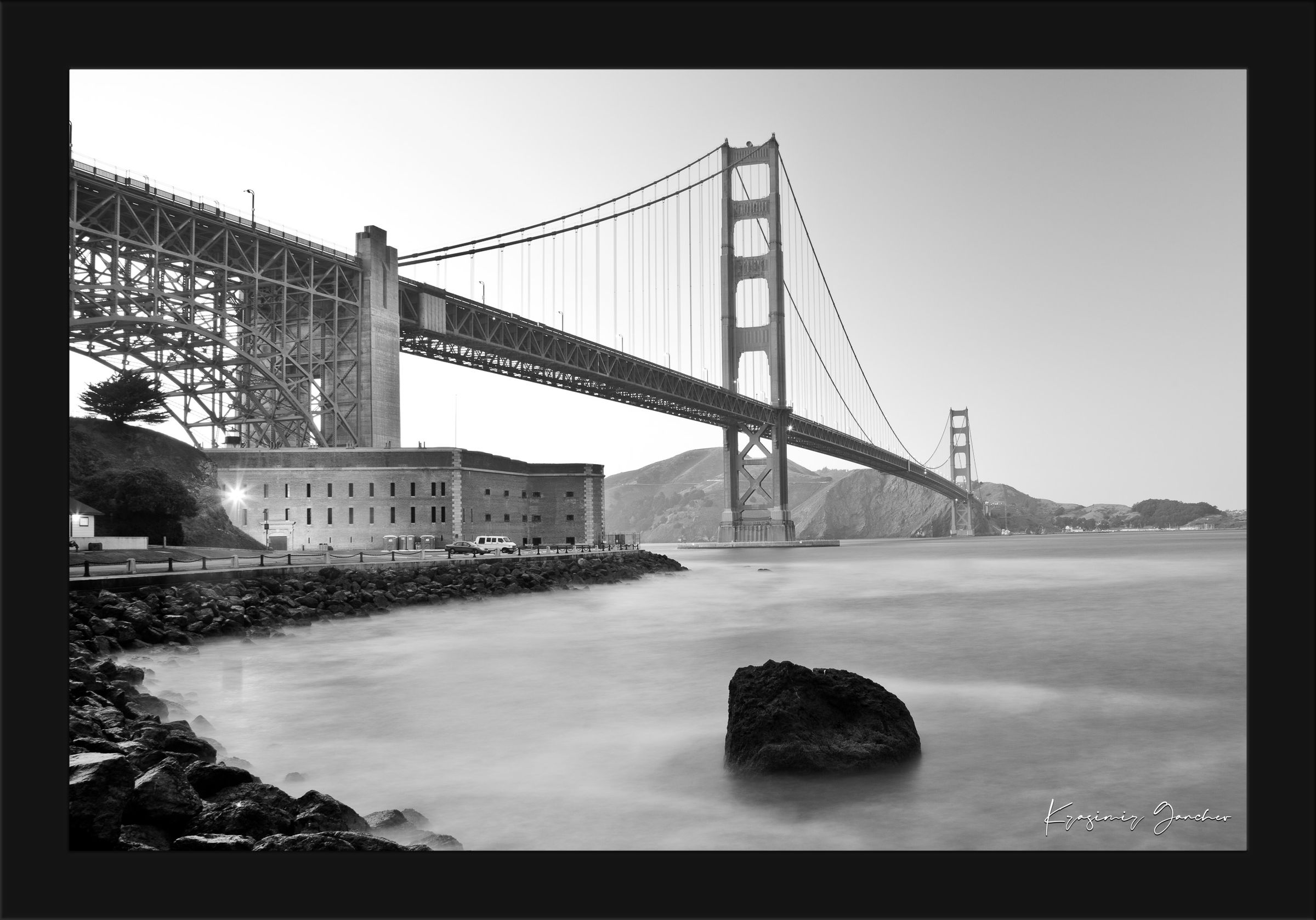 Iconic Golden Gate Bridge viewed across San Francisco Bay during dusky hour, clear structure highlighted. #Finish_Roma Satin Black Frame