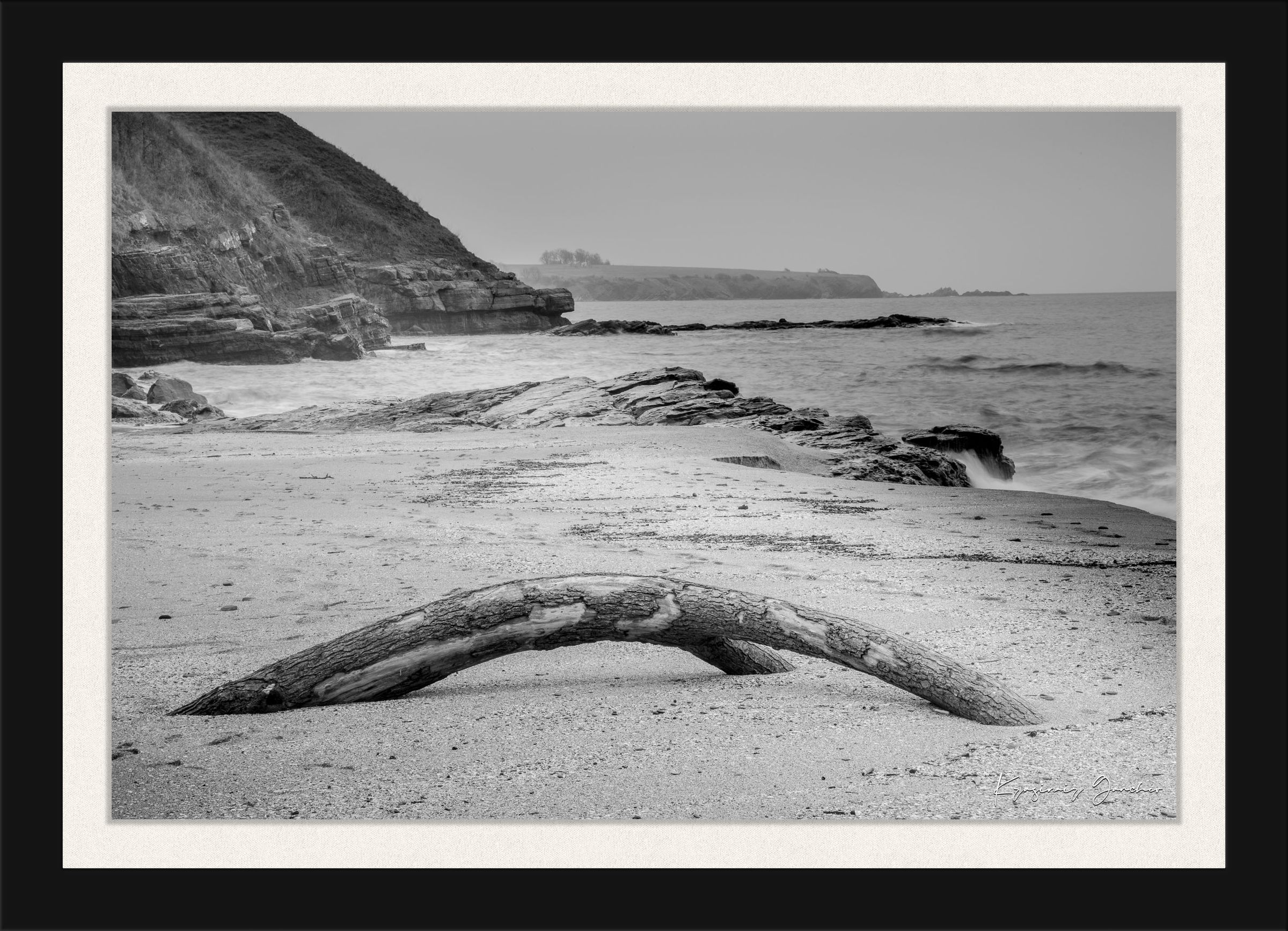 Weathered driftwood on Ahtopol beach along the Black Sea during daylight with haze. #Finish_Roma Satin Black Frame & Bright Liner