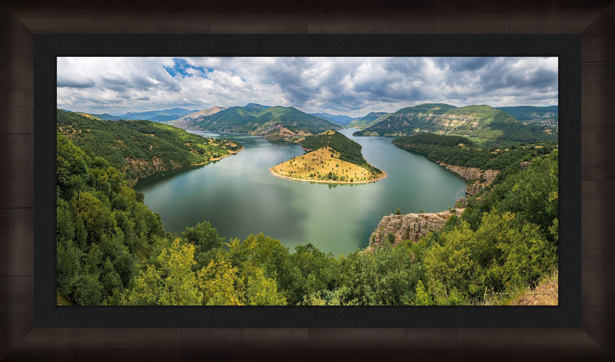 Sinuous Arda River flowing through a river meander in Ribartsi during daylight, cloudy sky. #Finish_Roma Dark Ash Frame & Dark Liner