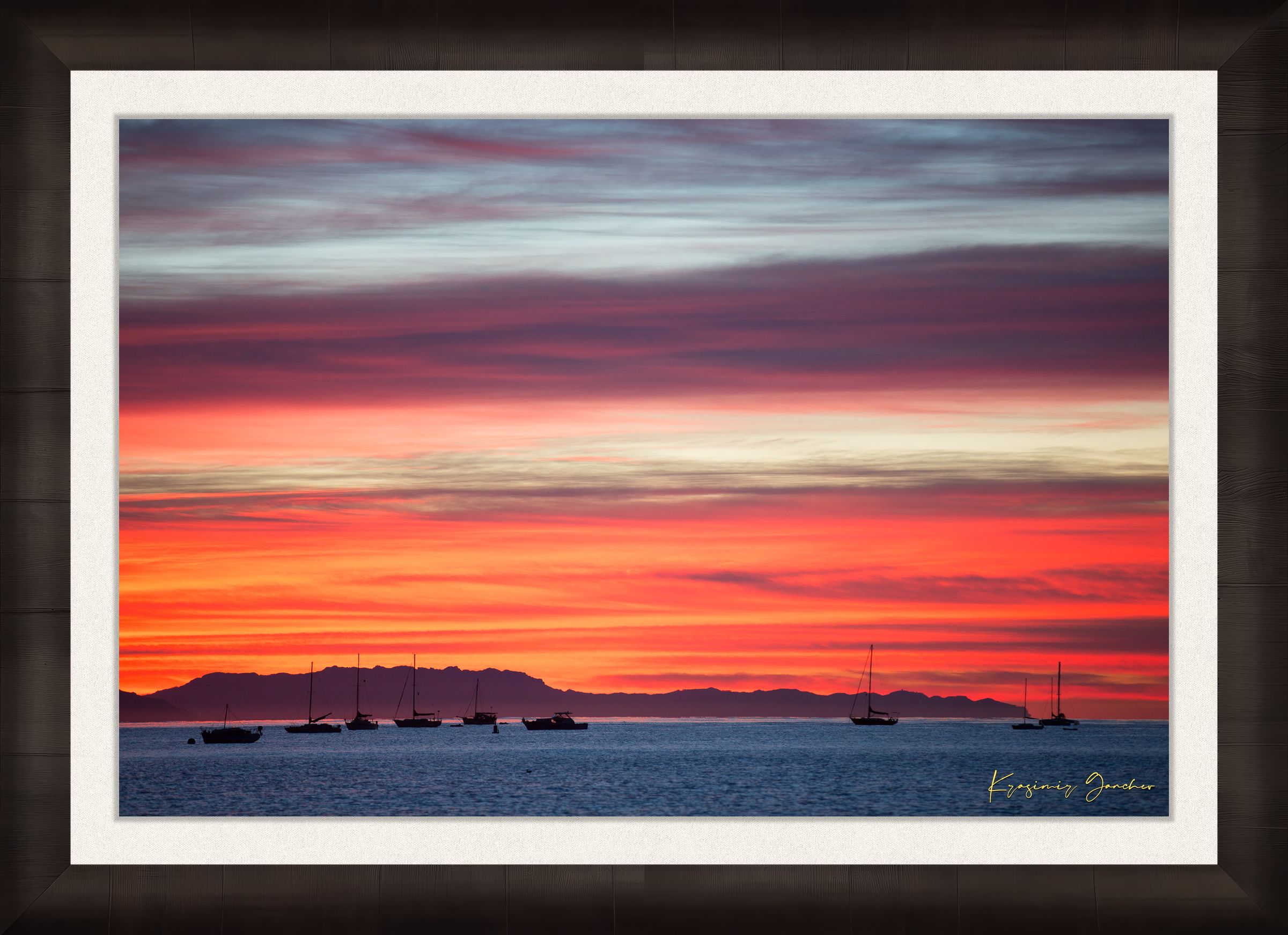 East Beach along the coastal landscape of Santa Barbara, California, during sunset with boats silhouetted on the horizon. #Finish_Roma Dark Ash Frame & Bright Liner