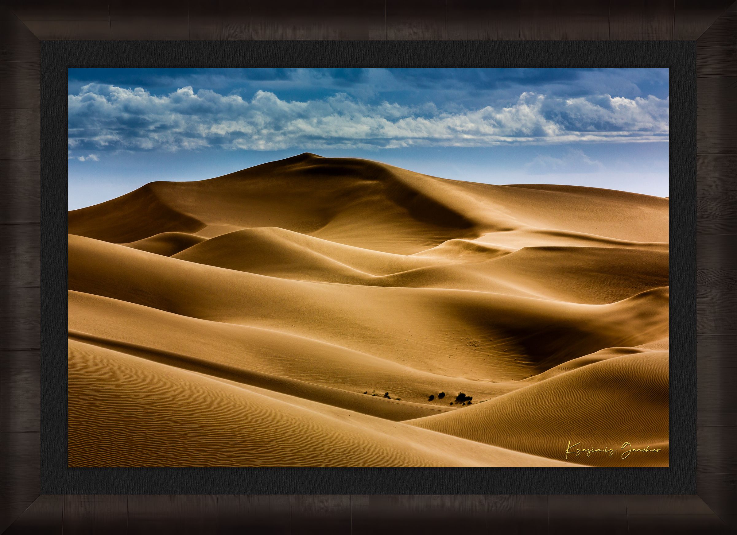 Sweeping desert dune curves in Brawley bathed in warm light, framed by a tranquil sky to emphasize natural grandeur. #Finish_Roma Dark Ash Frame & Dark Liner