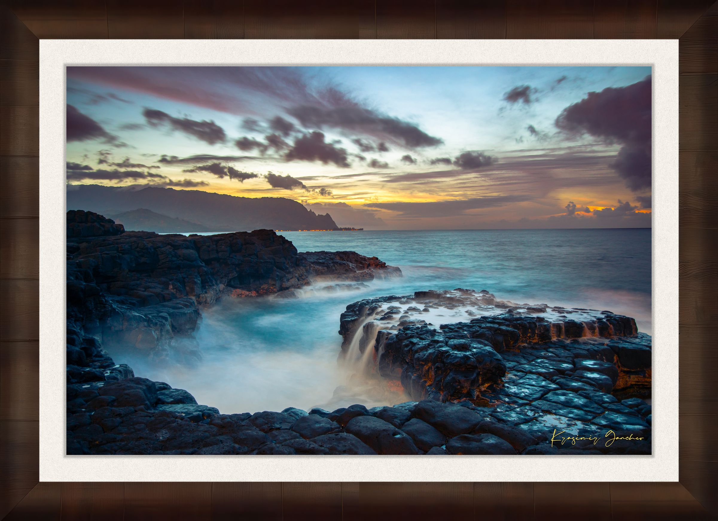 Tide pool along the coastal cliffs of Queen’s Bath, Kauai, illuminated by a glowing sunset. #Finish_Roma Cigar Leaf Frame & Bright Liner