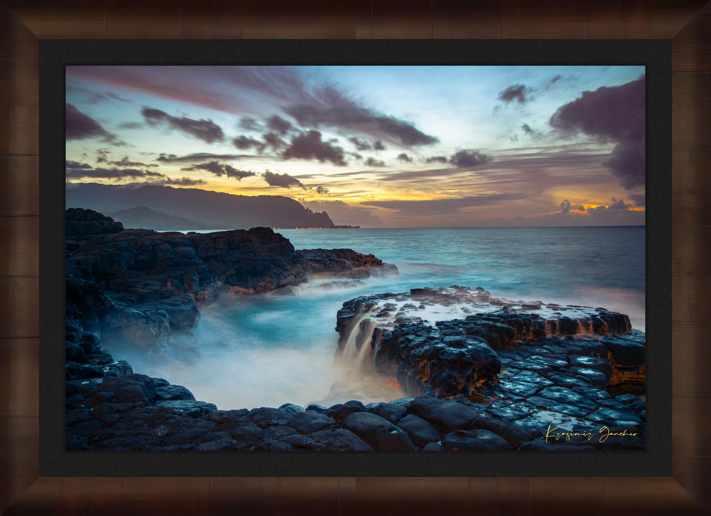 Tide pool along the coastal cliffs of Queen’s Bath, Kauai, illuminated by a glowing sunset. #Finish_Roma Cigar Leaf Frame & Dark Liner