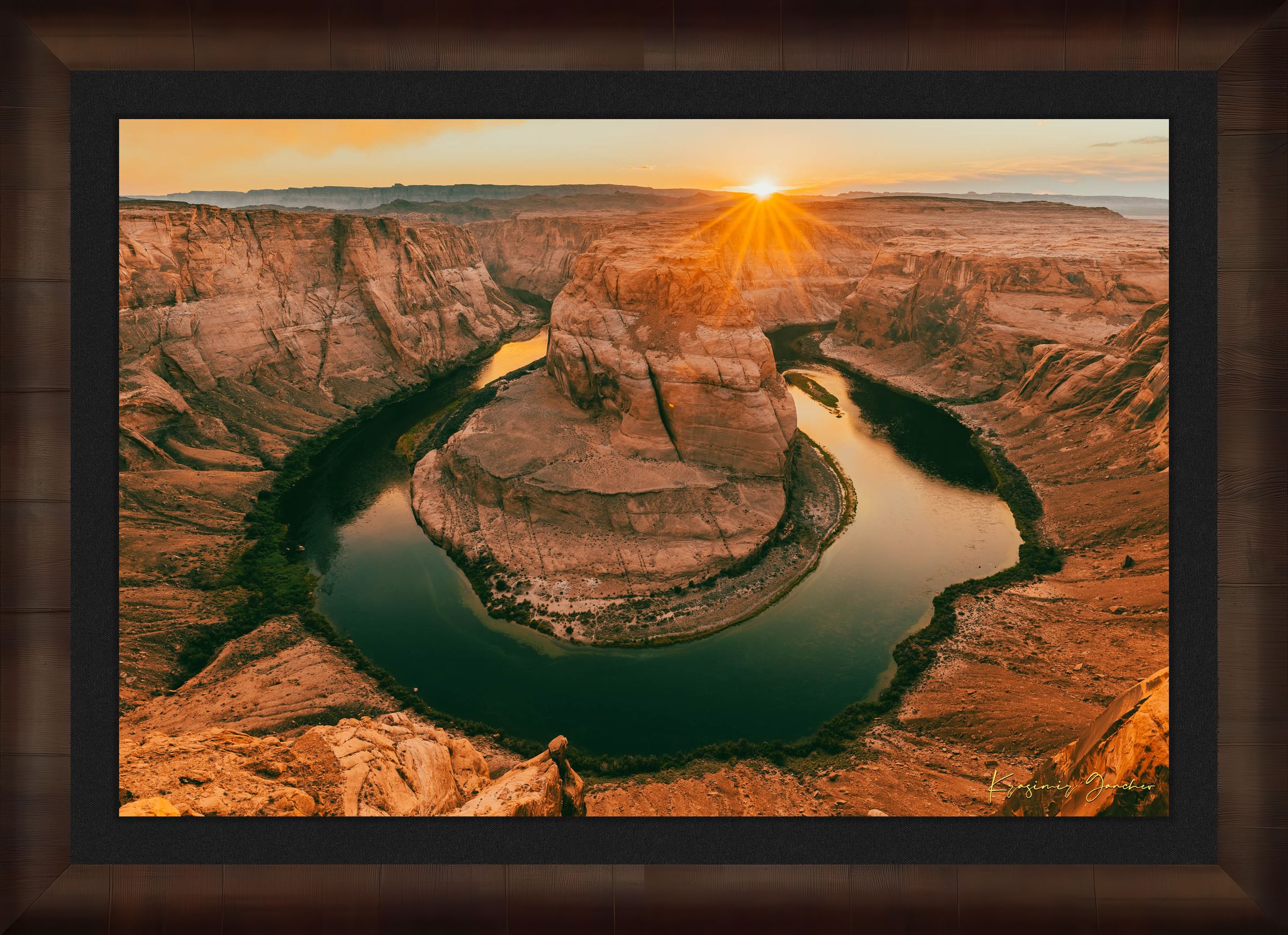 Colorado River forming Horseshoe Bend within a desert canyon in Page during sunset, cloudy sky. #Finish_Roma Cigar Leaf Frame & Dark Liner