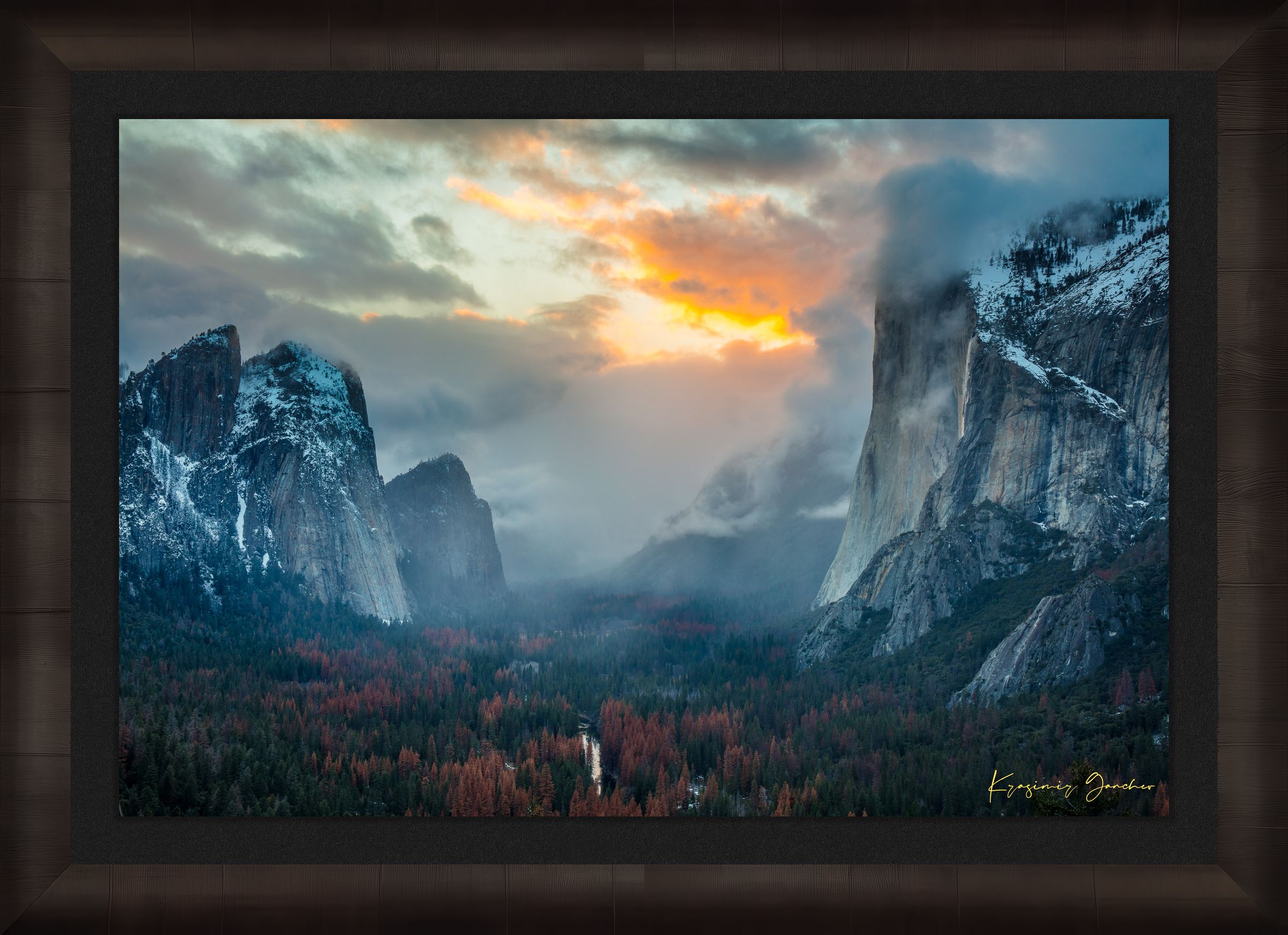 Yosemite Valley viewed from reverse tunnel view with dramatic El Capitan granite face and Merced River flowing through the valley. #Finish_Roma Dark Ash Frame & Dark Liner