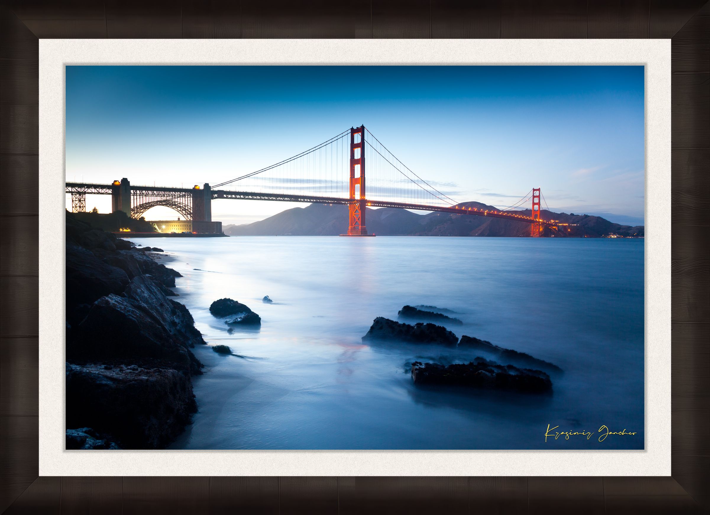 Golden Gate Bridge at dusk overlooking San Francisco Bay with calm water reflecting the sky. #Finish_Roma Dark Ash Frame & Bright Liner