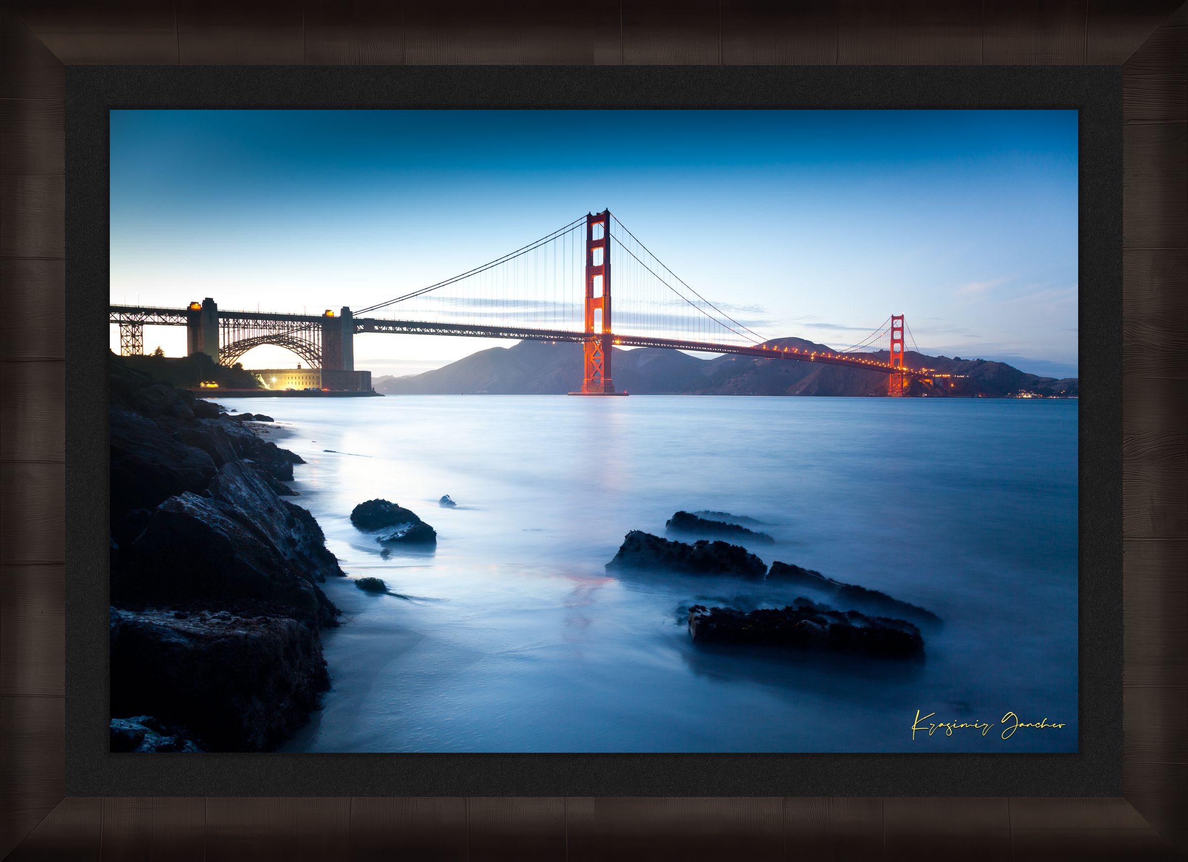 Golden Gate Bridge at dusk overlooking San Francisco Bay with calm water reflecting the sky. #Finish_Roma Dark Ash Frame & Dark Liner