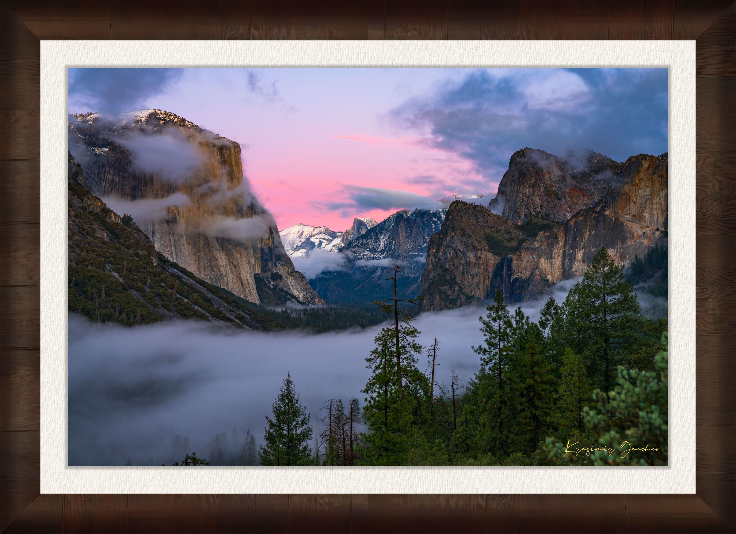 Sunset view of El Capitan monolith in Yosemite National Park, surrounded by valley fog and clouds. #Finish_Roma Cigar Leaf Frame & Bright Liner