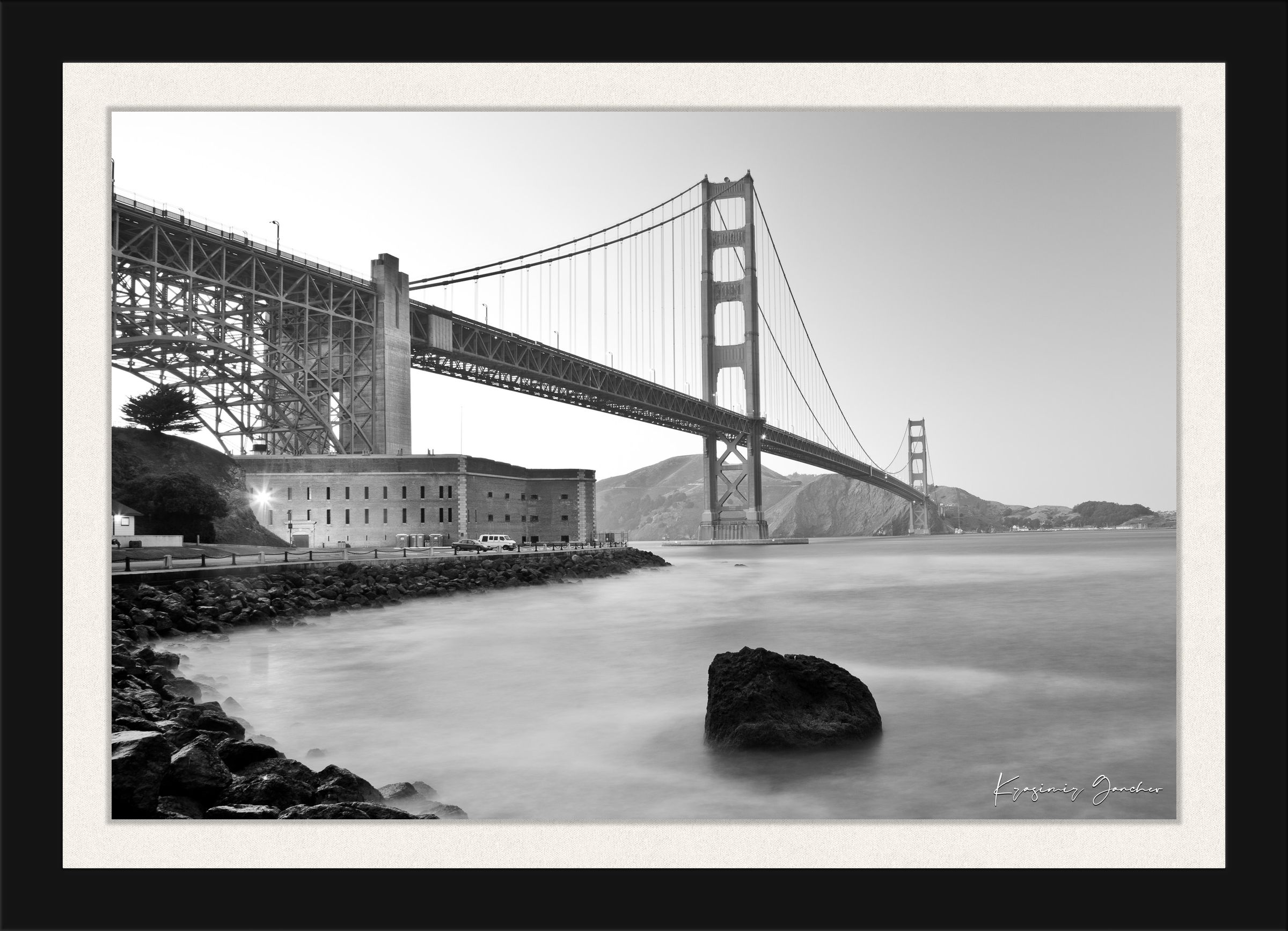 Iconic Golden Gate Bridge viewed across San Francisco Bay during dusky hour, clear structure highlighted. #Finish_Roma Satin Black Frame & Bright Liner